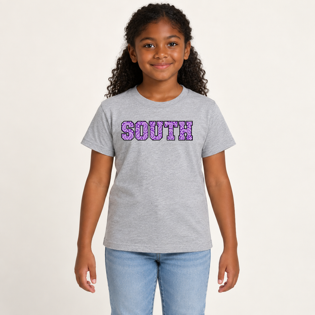 south paisley short-sleeve in Sport Gray on a girl model